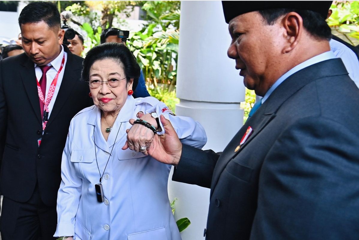 Presiden Prabowo Subianto tampak menggandeng tangan Presiden ke-5 RI Megawati Soekarnoputri di sela-sela momen Peringatan Hari Lahir Pancasila di Gedung Pancasila, Jakarta Pusat, Senin (2/6/2025)