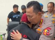 Foto: Kapolri peluk dan minta maaf ke keluarga ojol yang tewas dilindas rantis (dok. Istimewa)/Ulanda.id