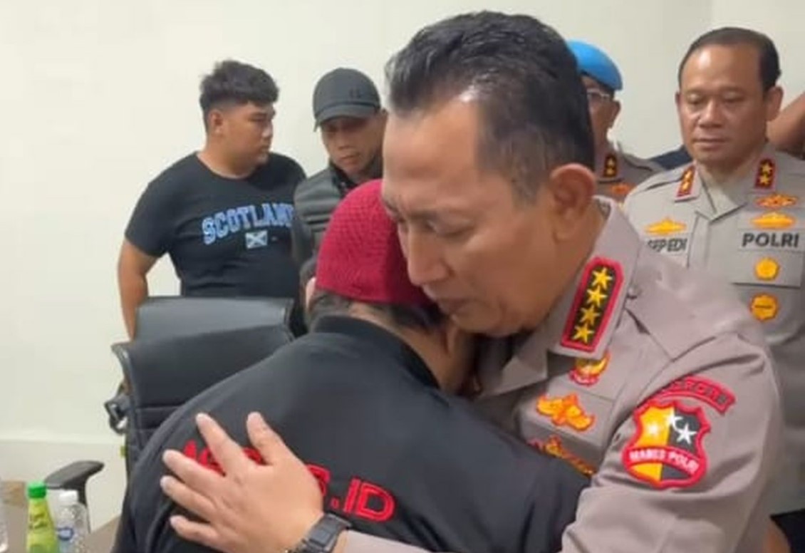 Foto: Kapolri peluk dan minta maaf ke keluarga ojol yang tewas dilindas rantis (dok. Istimewa)/Ulanda.id