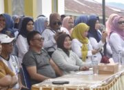 Wakil Bupati Risman Tolingguhu bersama Wakil Ketua TP. PKK Gamaria Djura menyaksikan keceriaan dan kemeriahan lomba senam Tabola Bale yang digelar Dinas Kesehatan Kabupaten Bone Bolango. Bahkan keduanya didaulat menjadi juri pada pelaksanaan lomba senam Tabola Bale tersebut, di halaman Kantor Dinas Kesehatan Bone Bolango, Jumat (29/8/2025). (F.AKP-Tim Redaksi)/Ulanda.id