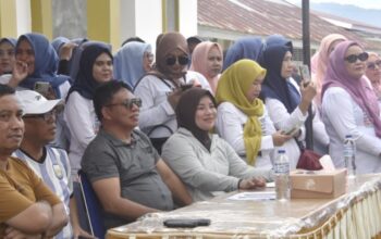 Wakil Bupati Risman Tolingguhu bersama Wakil Ketua TP. PKK Gamaria Djura menyaksikan keceriaan dan kemeriahan lomba senam Tabola Bale yang digelar Dinas Kesehatan Kabupaten Bone Bolango. Bahkan keduanya didaulat menjadi juri pada pelaksanaan lomba senam Tabola Bale tersebut, di halaman Kantor Dinas Kesehatan Bone Bolango, Jumat (29/8/2025). (F.AKP-Tim Redaksi)/Ulanda.id