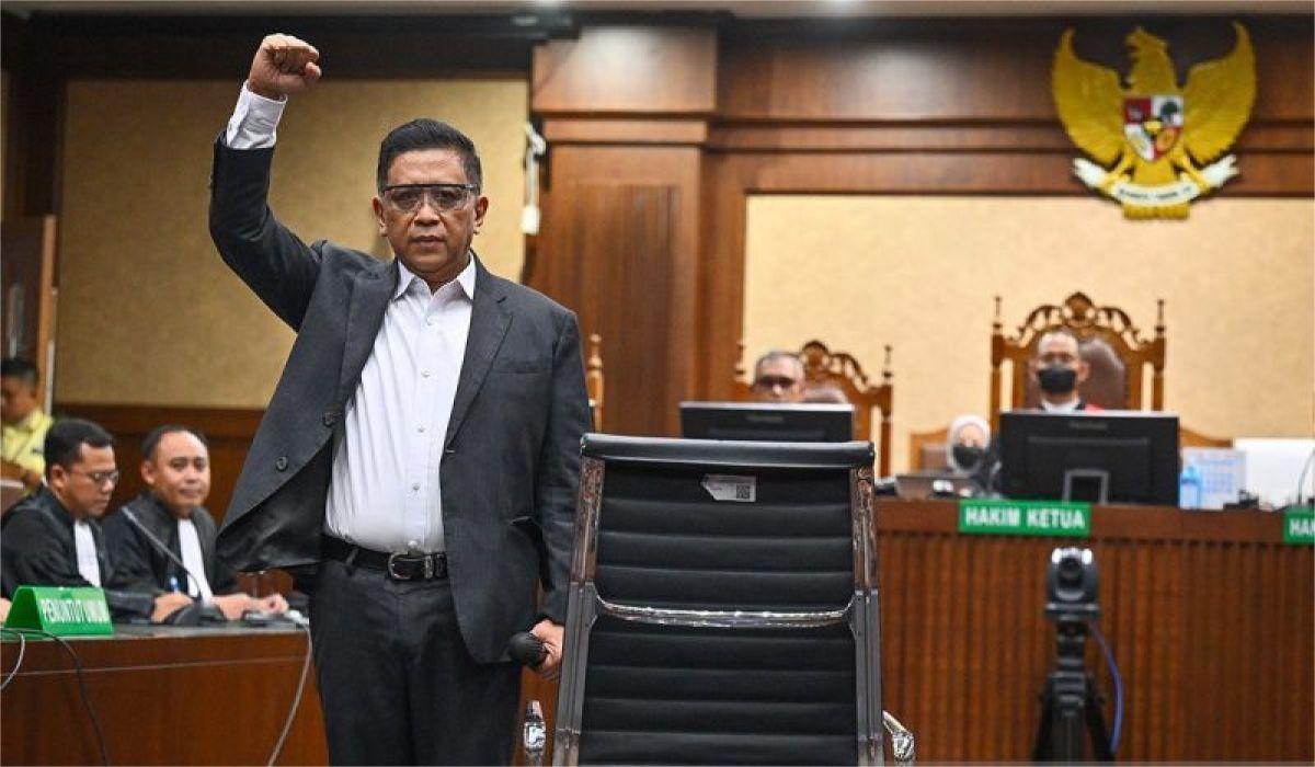 Terdakwa kasus dugaan suap pengganti antarwaktu (PAW) untuk anggota DPR Harun Masiku dan kasus perintangan penyidikan, Hasto Kristiyanto (kanan), mengangkat tangannya sebelum menjalani sidang pembacaan vonis di Pengadilan Tipikor, Jakarta, Jumat (25/7/2025). ANTARA FOTO/Bayu Pratama S/app/foc.