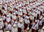 Potret Upacara di Sekolah. (Foto: Antara Foto/Jessica Wuysang) Baca artikel detikedu, "Apakah Siswa Tetap Masuk Sekolah saat 17 Agustus? Begini Aturannya" selengkapnya https://www.detik.com/edu/sekolah/d-8038780/apakah-siswa-tetap-masuk-sekolah-saat-17-agustus-begini-aturannya. Download Apps Detikcom Sekarang https://apps.detik.com/detik/
