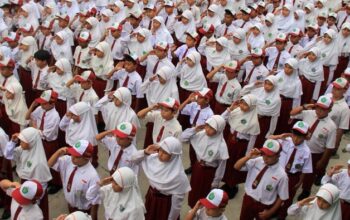 Potret Upacara di Sekolah. (Foto: Antara Foto/Jessica Wuysang) Baca artikel detikedu, "Apakah Siswa Tetap Masuk Sekolah saat 17 Agustus? Begini Aturannya" selengkapnya https://www.detik.com/edu/sekolah/d-8038780/apakah-siswa-tetap-masuk-sekolah-saat-17-agustus-begini-aturannya. Download Apps Detikcom Sekarang https://apps.detik.com/detik/