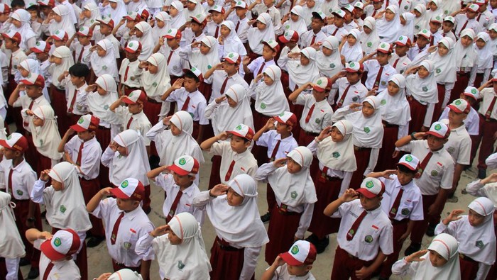 Potret Upacara di Sekolah. (Foto: Antara Foto/Jessica Wuysang) Baca artikel detikedu, "Apakah Siswa Tetap Masuk Sekolah saat 17 Agustus? Begini Aturannya" selengkapnya https://www.detik.com/edu/sekolah/d-8038780/apakah-siswa-tetap-masuk-sekolah-saat-17-agustus-begini-aturannya. Download Apps Detikcom Sekarang https://apps.detik.com/detik/