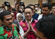 Terdakwa kasus dugaan korupsi impor gula, Thomas Trikasih Lembong atau Tom Lembong (tengah) meninggalkan ruang sidang usai pembacaan vonis di Pengadilan Tipikor, Jakarta, Jumat (18/7/2025). Majelis hakim menjatuhkan vonis empat tahun enam bulan penjara, denda Rp750 juta subsider enam bulan kurungan kepada mantan menteri perdagangan itu. ANTARA FOTO/Bayu Pratama S/sgd/tom/pri. (ANTARA FOTO/BAYU PRATAMA S)