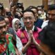 Terdakwa kasus dugaan korupsi impor gula, Thomas Trikasih Lembong atau Tom Lembong (tengah) meninggalkan ruang sidang usai pembacaan vonis di Pengadilan Tipikor, Jakarta, Jumat (18/7/2025). Majelis hakim menjatuhkan vonis empat tahun enam bulan penjara, denda Rp750 juta subsider enam bulan kurungan kepada mantan menteri perdagangan itu. ANTARA FOTO/Bayu Pratama S/sgd/tom/pri. (ANTARA FOTO/BAYU PRATAMA S)