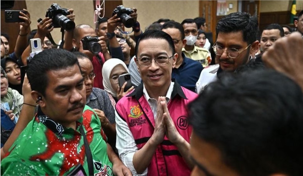Terdakwa kasus dugaan korupsi impor gula, Thomas Trikasih Lembong atau Tom Lembong (tengah) meninggalkan ruang sidang usai pembacaan vonis di Pengadilan Tipikor, Jakarta, Jumat (18/7/2025). Majelis hakim menjatuhkan vonis empat tahun enam bulan penjara, denda Rp750 juta subsider enam bulan kurungan kepada mantan menteri perdagangan itu. ANTARA FOTO/Bayu Pratama S/sgd/tom/pri. (ANTARA FOTO/BAYU PRATAMA S)