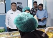 Sekda Gorontalo Sugondo Makmur melakukan inspeksi mendadak di dapur MBG Desa Mongolato, menindaklanjuti temuan ulat dalam makanan siswa.-Foto:Ist/Ulanda.id