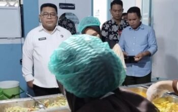 Sekda Gorontalo Sugondo Makmur melakukan inspeksi mendadak di dapur MBG Desa Mongolato, menindaklanjuti temuan ulat dalam makanan siswa.-Foto:Ist/Ulanda.id
