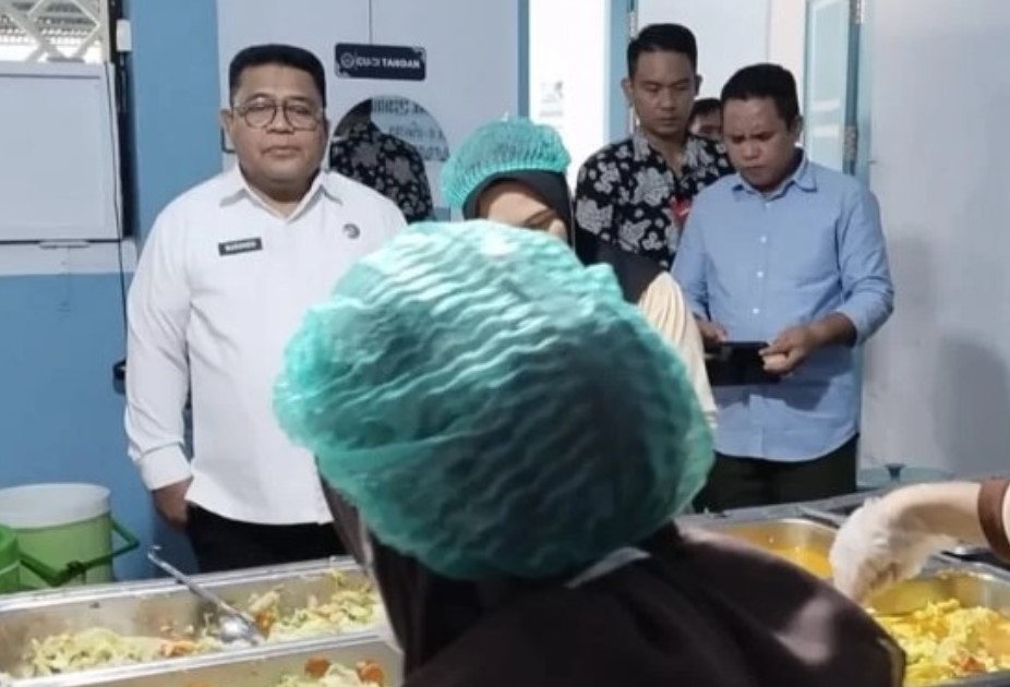 Sekda Gorontalo Sugondo Makmur melakukan inspeksi mendadak di dapur MBG Desa Mongolato, menindaklanjuti temuan ulat dalam makanan siswa.-Foto:Ist/Ulanda.id