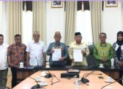 Bupati Ismet Mile didampingi Sekda Iwan Mustapa saat melakukan penandatanganan Nota Kesepahaman Bersama dengan Universitas Nahdlatul Ulama Gorontalo tentang Penyelenggaraan Bidang Pendidikan, Penelitian, dan Pengabdian Kepada Masyarakat serta Pengembangan Sumber Daya Manusia, di Ruang Rapat Bupati, Jumat (1/8/2025). (F.Indra/Diskominfo)