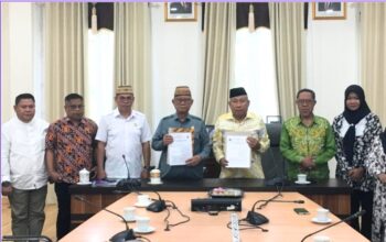 Bupati Ismet Mile didampingi Sekda Iwan Mustapa saat melakukan penandatanganan Nota Kesepahaman Bersama dengan Universitas Nahdlatul Ulama Gorontalo tentang Penyelenggaraan Bidang Pendidikan, Penelitian, dan Pengabdian Kepada Masyarakat serta Pengembangan Sumber Daya Manusia, di Ruang Rapat Bupati, Jumat (1/8/2025). (F.Indra/Diskominfo)