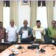 Bupati Ismet Mile didampingi Sekda Iwan Mustapa saat melakukan penandatanganan Nota Kesepahaman Bersama dengan Universitas Nahdlatul Ulama Gorontalo tentang Penyelenggaraan Bidang Pendidikan, Penelitian, dan Pengabdian Kepada Masyarakat serta Pengembangan Sumber Daya Manusia, di Ruang Rapat Bupati, Jumat (1/8/2025). (F.Indra/Diskominfo)
