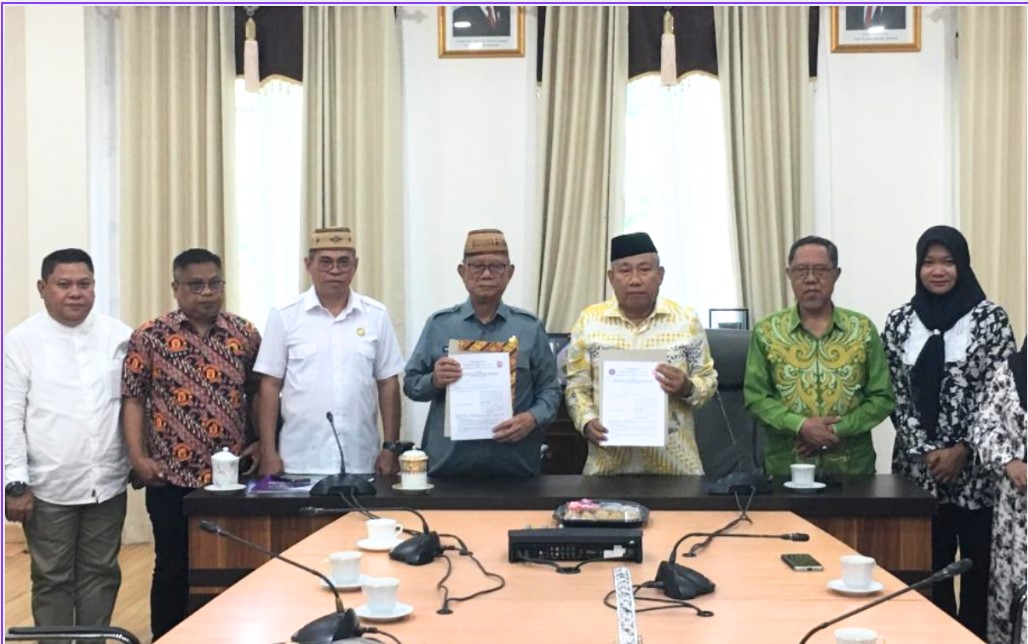 Bupati Ismet Mile didampingi Sekda Iwan Mustapa saat melakukan penandatanganan Nota Kesepahaman Bersama dengan Universitas Nahdlatul Ulama Gorontalo tentang Penyelenggaraan Bidang Pendidikan, Penelitian, dan Pengabdian Kepada Masyarakat serta Pengembangan Sumber Daya Manusia, di Ruang Rapat Bupati, Jumat (1/8/2025). (F.Indra/Diskominfo)