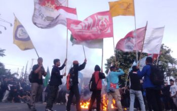 Gorontalo Memanas: Demo Berujung Ricuh, Massa Bentrok dengan Polisi
