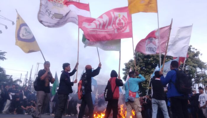 Demo Berujung Ricuh, Massa Bentrok dengan Polisi