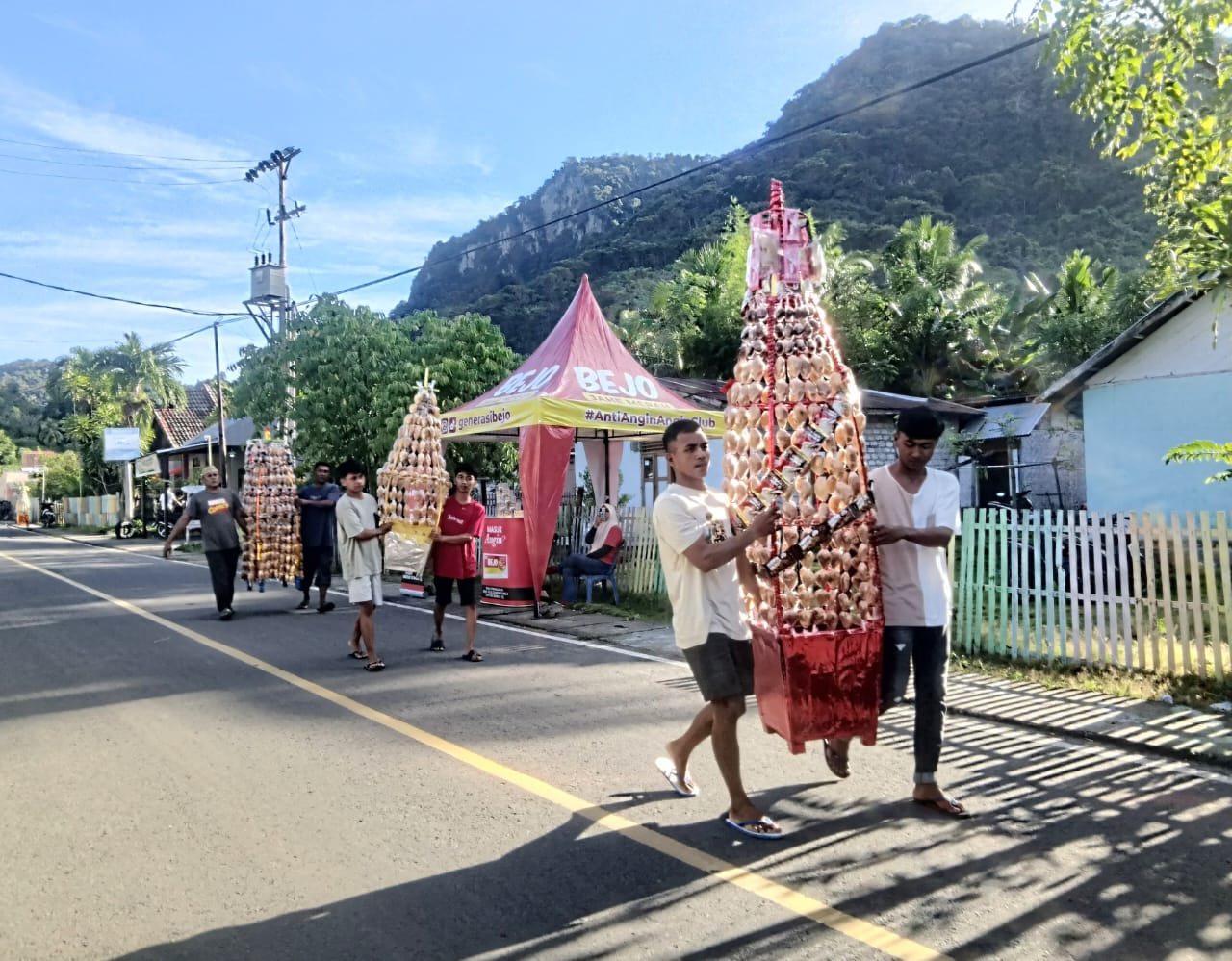 Masyarakat desa Bongo tampak sedang membawa Tolangga ke masjid untuk dibagikan ke masyarakat dan pengunjung Festival Walima. (Foto: Fajri/ulanda.id)