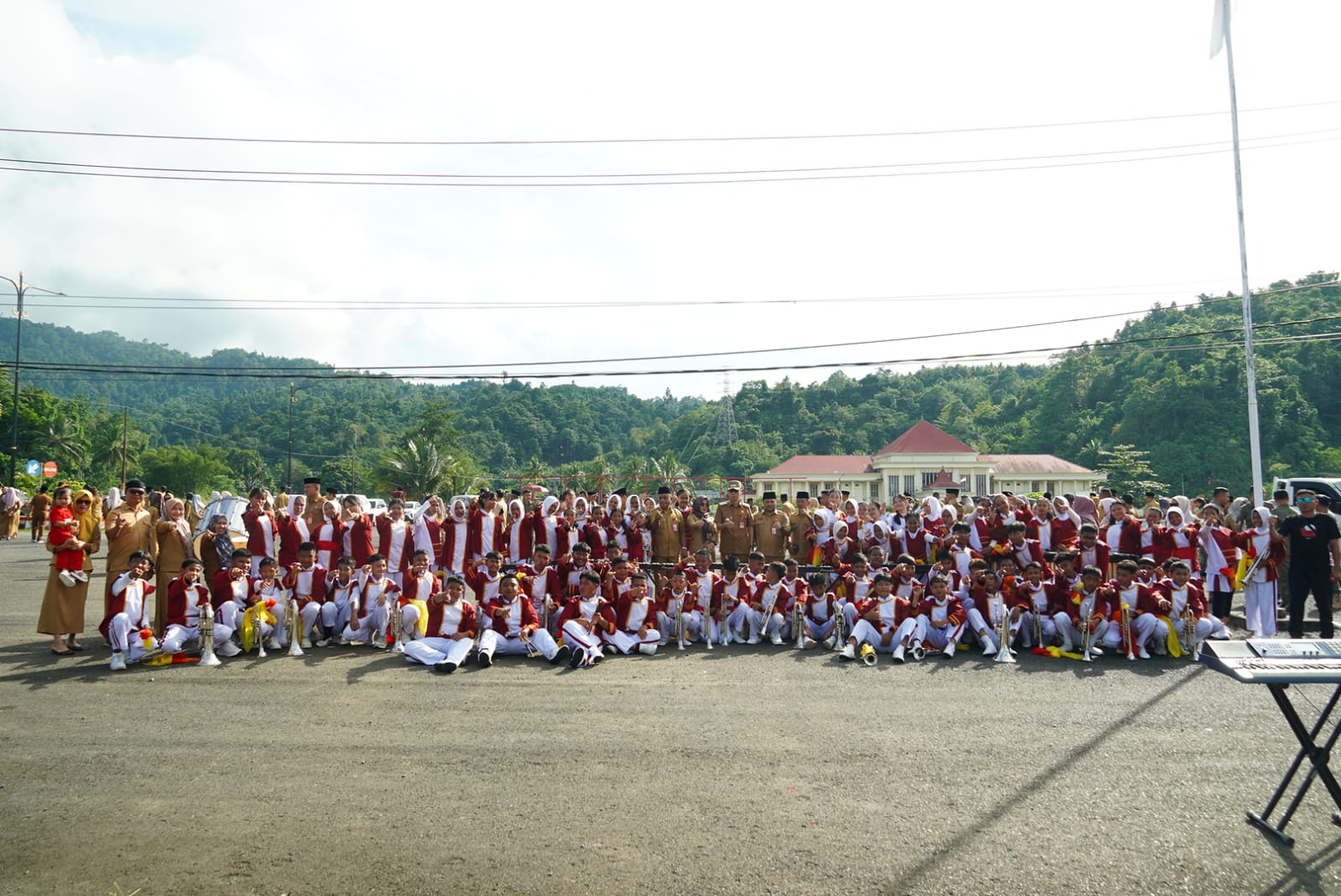 Marching Band SMP Molibagu saat melakukan konser pamit di lapangan BKPSDM, komplek kantor Bupati Bolaang Mongondow selatan. Senin, (8/9/2025).
