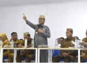 Bupati Bone Bolango, Ismet Mile yang didampingi Wabup Risman Tolingguhu, dan Sekda Iwan Mustapa, dan para Asisten saat rapat bersama Camat, Lurah, Kepala Desa, hingga Kepala Dusun se-Kabupaten Bone Bolango yang digelar di BPU Kabila, Senin (15/9/2025). (F.AKP-Diskominfo)/Ulanda.id