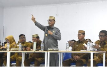 Bupati Bone Bolango, Ismet Mile yang didampingi Wabup Risman Tolingguhu, dan Sekda Iwan Mustapa, dan para Asisten saat rapat bersama Camat, Lurah, Kepala Desa, hingga Kepala Dusun se-Kabupaten Bone Bolango yang digelar di BPU Kabila, Senin (15/9/2025). (F.AKP-Diskominfo)/Ulanda.id