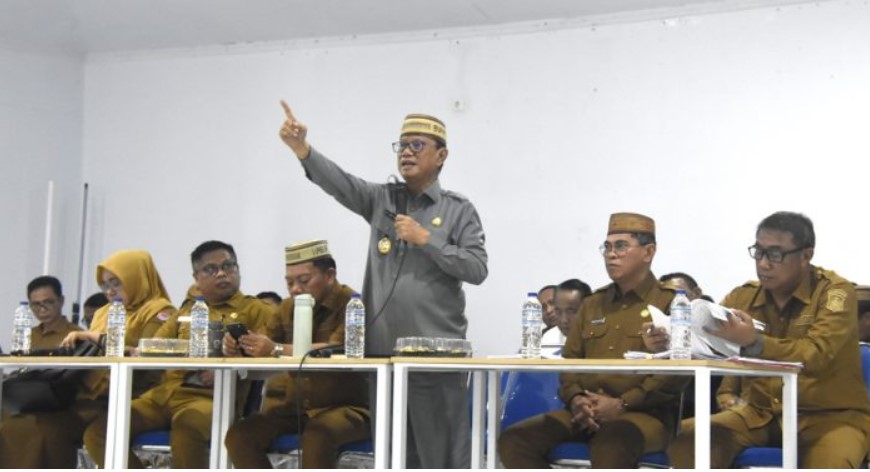 Bupati Bone Bolango, Ismet Mile yang didampingi Wabup Risman Tolingguhu, dan Sekda Iwan Mustapa, dan para Asisten saat rapat bersama Camat, Lurah, Kepala Desa, hingga Kepala Dusun se-Kabupaten Bone Bolango yang digelar di BPU Kabila, Senin (15/9/2025). (F.AKP-Diskominfo)/Ulanda.id