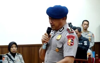 Kompol Kosmas K. Gae menangis saat berbicara dalam sidang etik di ruang sidang di Gedung TNCC Mabes Polri, Jakarta, Rabu (3/9/2025). (ANTARA/HO-YouTube Polri TV)/Ulanda.id