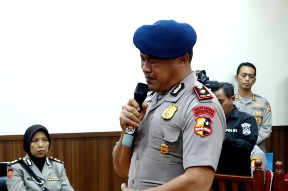 Kompol Kosmas K. Gae menangis saat berbicara dalam sidang etik di ruang sidang di Gedung TNCC Mabes Polri, Jakarta, Rabu (3/9/2025). (ANTARA/HO-YouTube Polri TV)/Ulanda.id