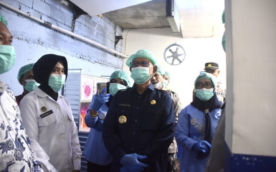 Bupati Ismet Mile resmi meluncurkan dan meninjau langsung Satuan Pelayanan Pemenuhan Gizi (SPPG) pertama yang berlokasi di Desa Talulobutu Selatan, Kecamatan Tapa, Kamis (4/9/2025. (F.Fauzi)/Ulanda.id