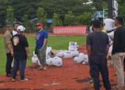 Bupati Gorontalo Sofyan Puhi meninjau langsung persiapan Festival Balon Udara yang akan digelar di Lapangan Sport Center Limboto, Minggu (7/9/2025)/Ulanda.id