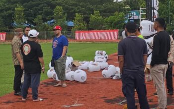 Bupati Gorontalo Sofyan Puhi meninjau langsung persiapan Festival Balon Udara yang akan digelar di Lapangan Sport Center Limboto, Minggu (7/9/2025)/Ulanda.id