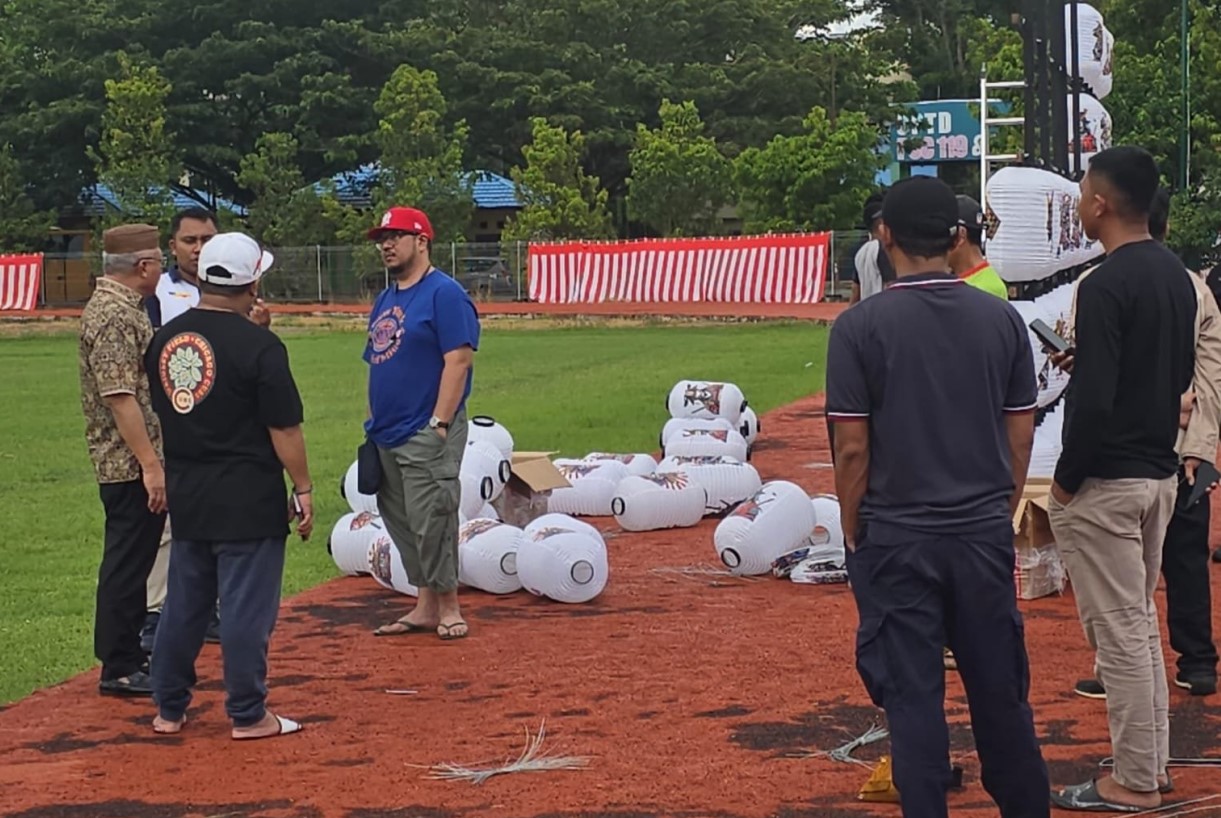 Bupati Gorontalo Sofyan Puhi meninjau langsung persiapan Festival Balon Udara yang akan digelar di Lapangan Sport Center Limboto, Minggu (7/9/2025)/Ulanda.id