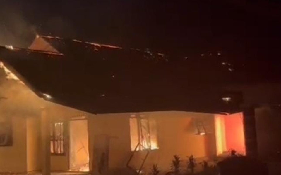 ebakaran menghanguskan satu unit rumah semi permanen milik Sumiati Ibrahim (65) di Desa Isimu Selatan, Kecamatan Tibawa, Kabupaten Gorontalo, pada Rabu malam (10/9)/Ulanda.id