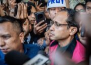 Mantan Menteri Pendidikan, Kebudayaan, Riset dan Teknologi 2019–2024 Nadiem Makarim (kedua kanan) menggunakan rompi tahanan berjalan keluar usai pemeriksaan di Jampidsus, Kejaksaan Agung, Jakarta, Kamis (4/9/2025). Kejaksaan Agung menetapkan Nadiem Makarim sebagai tersangka kasus dugaan korupsi pengadaan sistem Chromebook di Kemendikbudristek dan ditaksir kerugian negara dalam perkara ini mencapai Rp1,9 triliun. ANTARA FOTO/Bayu Pratama S/agr/Ulanda.id