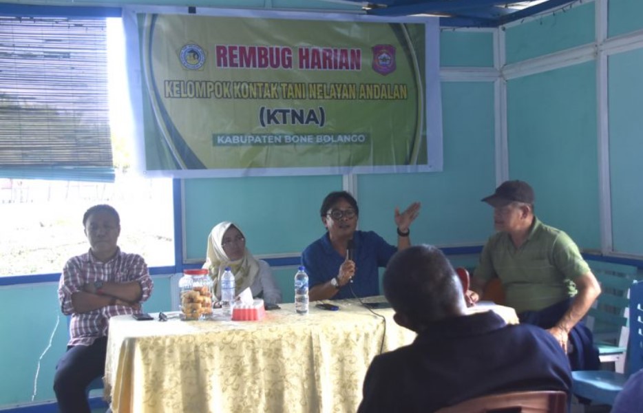 KTNA Kabupaten Bone Bolango menggelar kegiatan Rembug Harian, di kediaman Koordinator Bidang Perikanan, Zulkarnain Sahi, di Pantai Tanjung Nostalgia Desa Huangobotu Kecamatan Kabila Bone, Rabu (10/9/2025. (F.dok. Humas KTNA)/Ulanda.id
