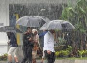 Komjen (purn) Pol Ahmad Dofiri tiba di Istana Kepresidenan Jakarta di tengah isu reshuffle kabinet. (CNN Indonesia/Muhammad Naufal)/Ulanda.id