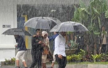 Komjen (purn) Pol Ahmad Dofiri tiba di Istana Kepresidenan Jakarta di tengah isu reshuffle kabinet. (CNN Indonesia/Muhammad Naufal)/Ulanda.id
