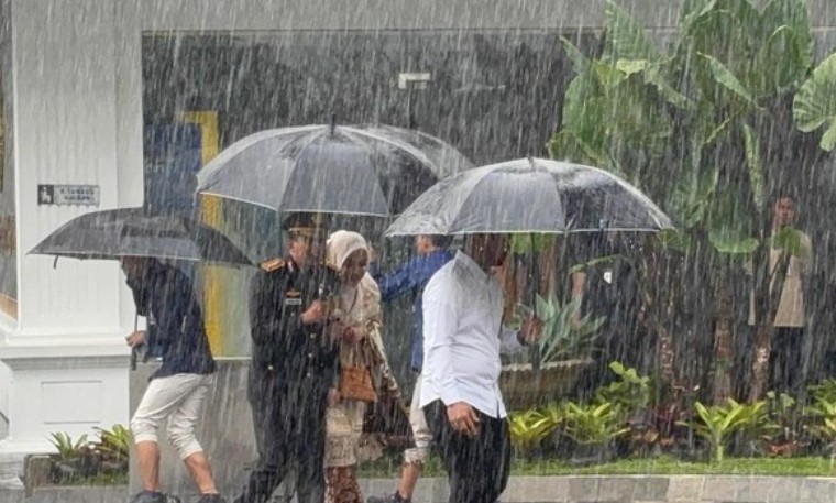 Komjen (purn) Pol Ahmad Dofiri tiba di Istana Kepresidenan Jakarta di tengah isu reshuffle kabinet. (CNN Indonesia/Muhammad Naufal)/Ulanda.id