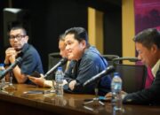 Ketua Umum PSSI, Erick Thohir dalam jumpa pers di ruang media Stadion Utama Gelora Bung Karno, Jakarta, Selasa (16/9). Foto: PSSI/Ulanda.id