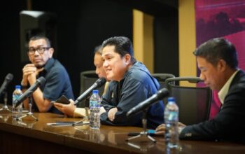 Ketua Umum PSSI, Erick Thohir dalam jumpa pers di ruang media Stadion Utama Gelora Bung Karno, Jakarta, Selasa (16/9). Foto: PSSI/Ulanda.id