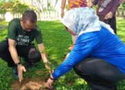Ketua DPRD Provinsi Gorontalo, Thomas Mopili dan Anggota DPRD Provinsi Gorontalo, Fraksi PAN Kristina Mohamad Udoki melakukan penanaman Pohon di Halaman Kantor DPRD, Selasa 9 September 2025/Ulanda.id