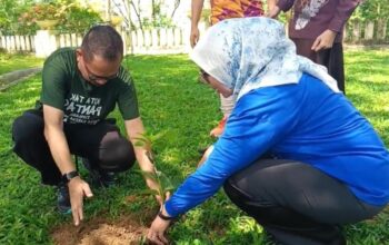 Ketua DPRD Provinsi Gorontalo, Thomas Mopili dan Anggota DPRD Provinsi Gorontalo, Fraksi PAN Kristina Mohamad Udoki melakukan penanaman Pohon di Halaman Kantor DPRD, Selasa 9 September 2025/Ulanda.id