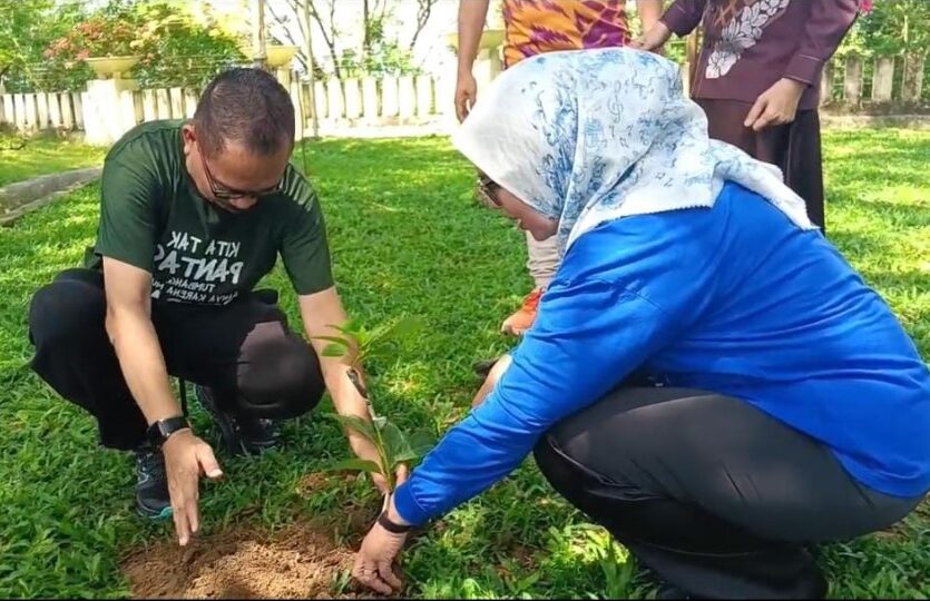 Ketua DPRD Provinsi Gorontalo, Thomas Mopili dan Anggota DPRD Provinsi Gorontalo, Fraksi PAN Kristina Mohamad Udoki melakukan penanaman Pohon di Halaman Kantor DPRD, Selasa 9 September 2025/Ulanda.id