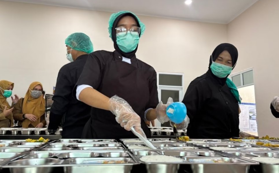 Petugas Satuan Pelayanan Pemenuhan Gizi (SPPG) saat menyiapkan menu Makan Bergizi Gratis di Kota Bandung, Jawa Barat. ANTARA/Rubby Jovan/Ulanda.id