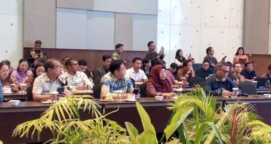 Kepala Dinas Kominfo Kabupaten Bone Bolango, Misnawaty Wantogia, menghadiri Rapat Koordinasi Percepatan Pembentukan dan Penguatan Tim Tanggap Insiden Siber (TTIS) Wilayah Sulawesi yang diselenggarakan di Four Points Hotel Manado, Kamis (25/9/2025). (F.Fauzi-Diskominfo)/Ulanda.id