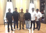 Bupati Bone Bolango, Ismet Mile saat menerima audiensi Ketua Lembaga Analisis HAM Indonesia Provinsi Gorontalo, Akram Pasau, di Ruang Kerja Bupati, Senin (8/9/2025). (F.AKP-Tim Redaksi)/Ulanda.id