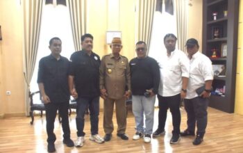 Bupati Bone Bolango, Ismet Mile saat menerima audiensi Ketua Lembaga Analisis HAM Indonesia Provinsi Gorontalo, Akram Pasau, di Ruang Kerja Bupati, Senin (8/9/2025). (F.AKP-Tim Redaksi)/Ulanda.id