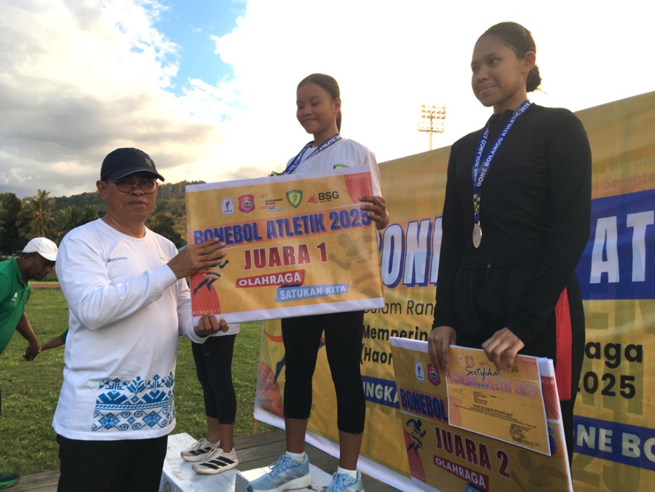 Sekretaris Daerah Bone Bolango, Iwan Mustapa resmi menutup Kejuaraan Bone Bolango Atletik 2025 yang digelar di GOR Harapan dan Prestasi, Kamis (11/9/2025). (F.Indra-Diskominfo)/Ulanda.id