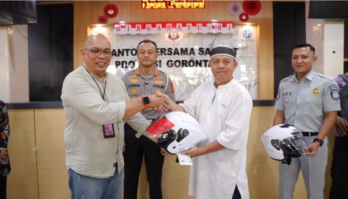 Kampanyekan Keselamatan Jalan, Jasa Raharja dan Ditlantas Gorontalo, Bagi-Bagi Helm