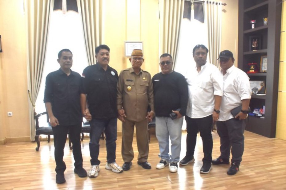 Bupati Bone Bolango, Ismet Mile saat menerima audiensi Ketua Lembaga Analisis HAM Indonesia Provinsi Gorontalo, Akram Pasau, di Ruang Kerja Bupati, Senin (8/9/2025). (F.AKP-Tim Redaksi)/Ulanda.id